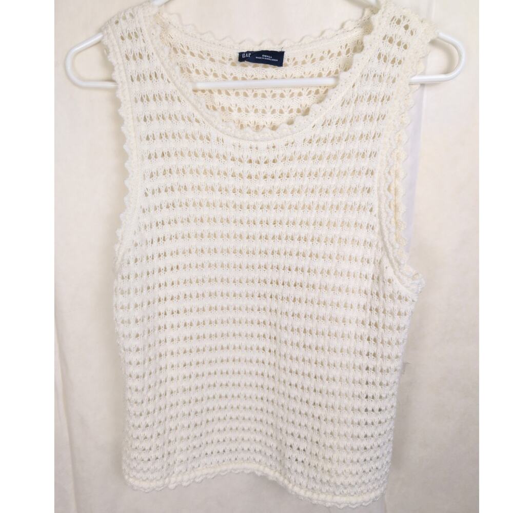 Gap white open knit scalloped hem top Size Sm Coastal Resort Boho Beachy Vaca